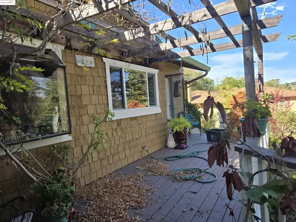 Portola, CA 94028,220 Canyon Dr