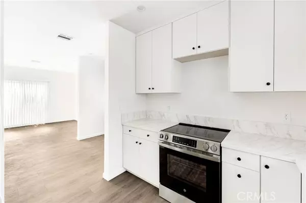 Van Nuys, CA 91406,7044 White Oak A