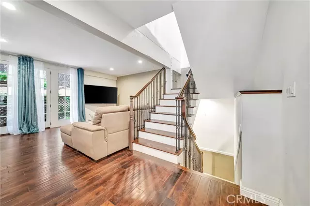 24420 Victory 5, Woodland Hills, CA 91367