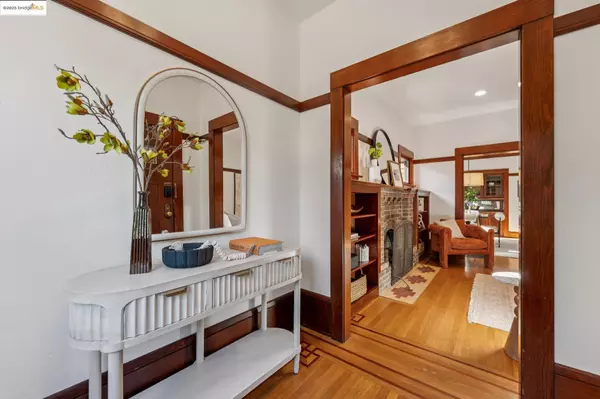 Oakland, CA 94618,6127 Hillegass Ave