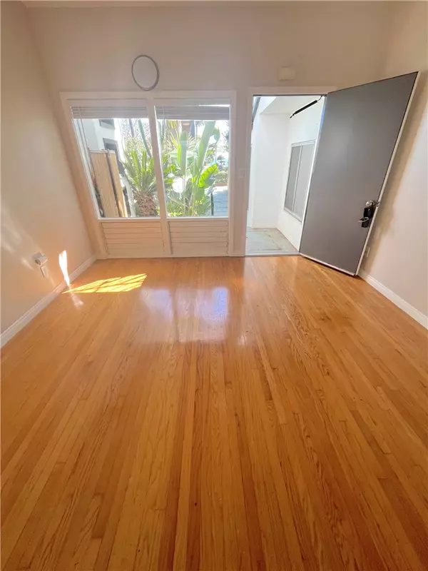 Laguna Beach, CA 92651,250 Cliff DR 6