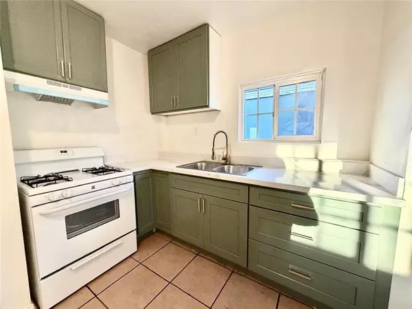 890 E 4th St, Pomona, CA 91766