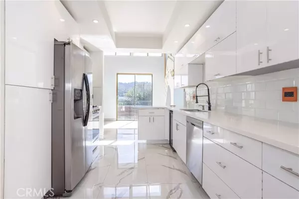 Sherman Oaks, CA 91423,13331 Moorpark ST 319