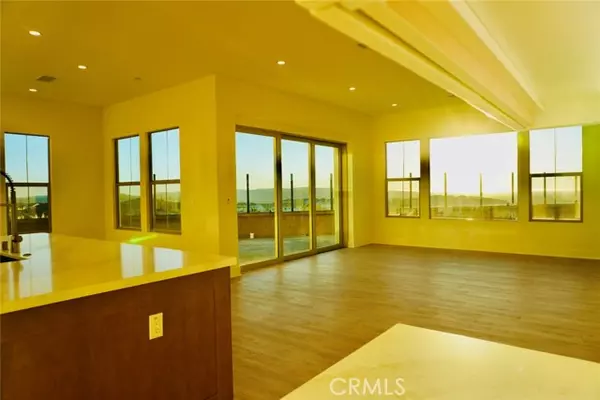 Irvine, CA 92618,112 Awning