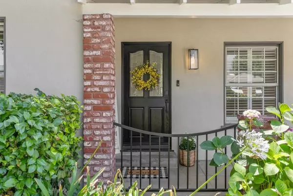 Burbank, CA 91506,731 N Beachwood DR