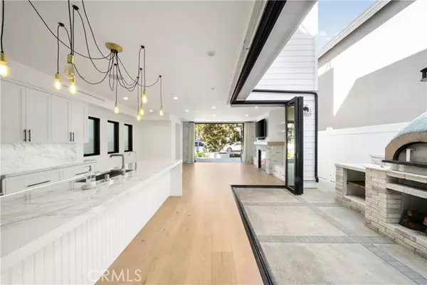 Corona Del Mar, CA 92625,616 Acacia