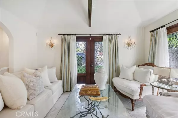 Woodland Hills, CA 91364,22015 Independencia ST