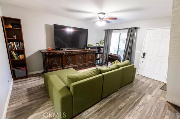 Orange, CA 92869,285 #7 N Singingwood