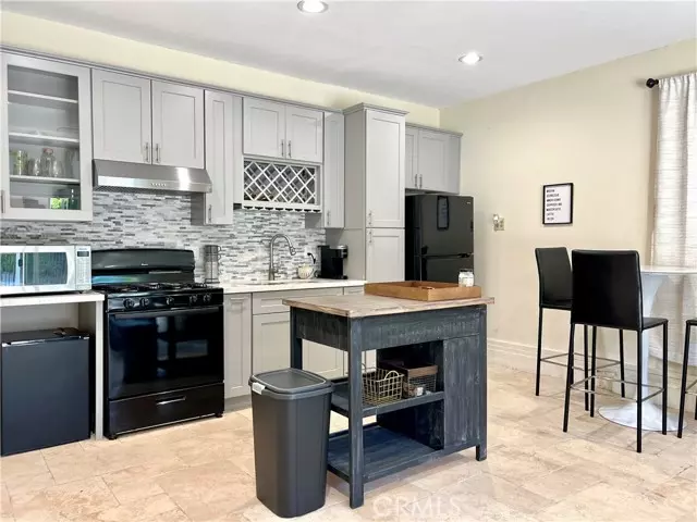 Northridge, CA 90039,17401 Raymer St