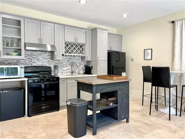 17401 Raymer St, Northridge, CA 90039