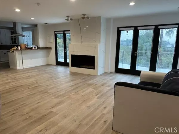 Woodland Hills, CA 91364,5128 Llano