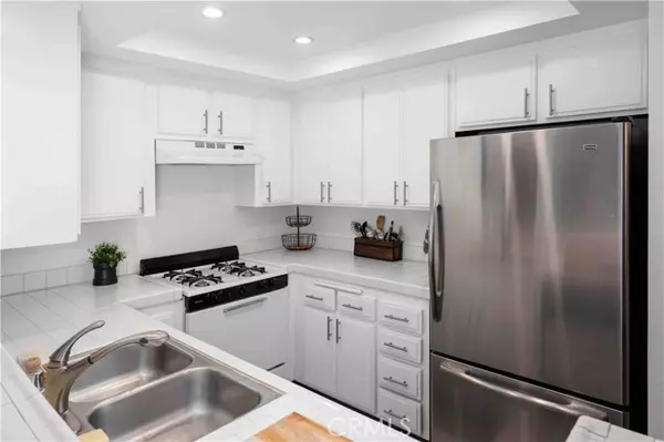 Van Nuys, CA 91406,7135 Firmament 25