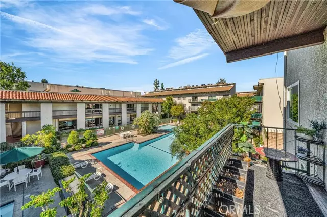 Encino, CA 91316,5460 White Oak K207