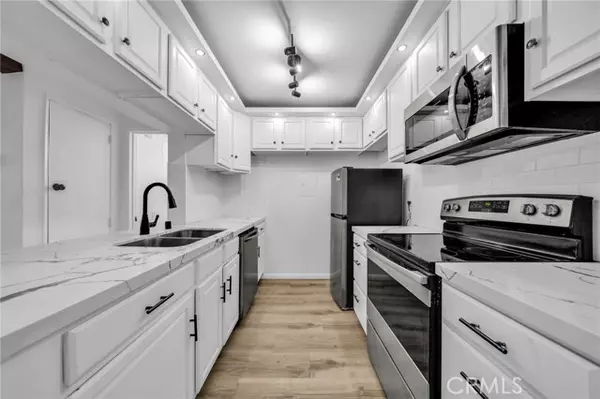 Encino, CA 91316,5460 White Oak K207