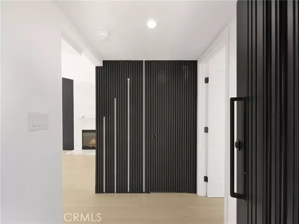 Winnetka, CA 91306,20528 Hamlin ST