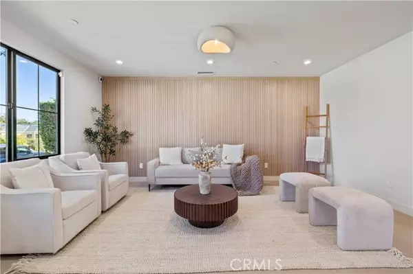 Encino, CA 91316,17446 Hatteras ST