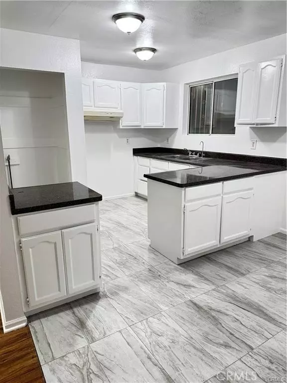 Los Angeles, CA 90002,822 E 87th