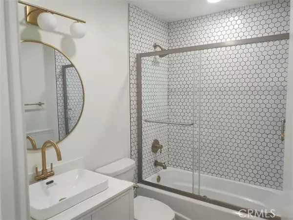 Tarzana, CA 91356,18619 Collins