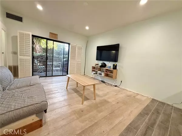 Canoga Park, CA 91303,6815 Remmet