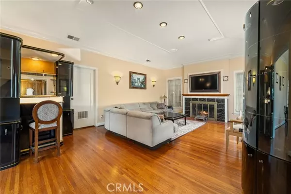 Beverly Hills, CA 90211,233 S Swall DR