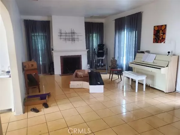 Los Angeles, CA 90004,250 N Ridgewood PL