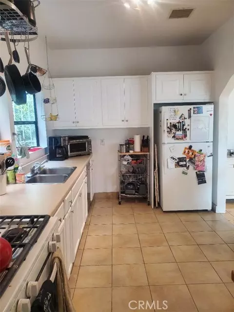 Los Angeles, CA 90004,250 N Ridgewood PL