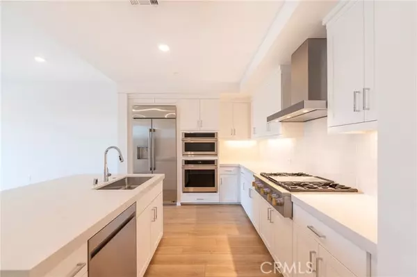 Irvine, CA 92612,3211 Rivington