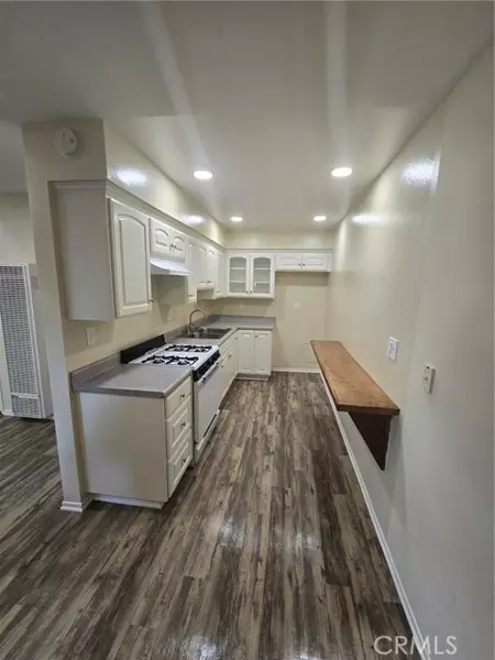 220 12th 8, Huntington Beach, CA 92648