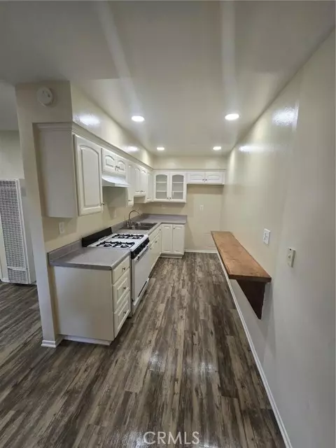 Huntington Beach, CA 92648,220 12th 8