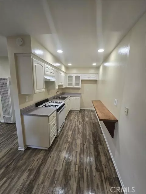 Huntington Beach, CA 92648,220 12th 8