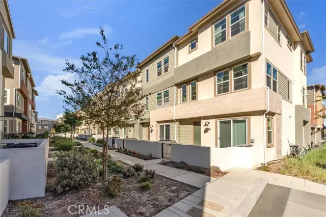 Valencia, CA 91355,27116 Valley Oak PL