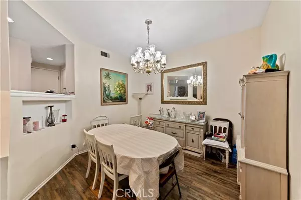 Woodland Hills, CA 91367,20950 Oxnard ST 54