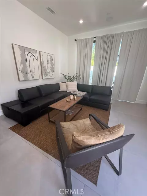 Woodland Hills, CA 91367,22747 1/2 Califa ST