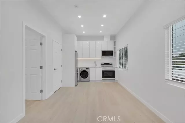 Woodland Hills, CA 91367,23806 Calvert