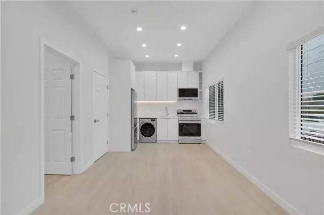 Woodland Hills, CA 91367,23806 Calvert