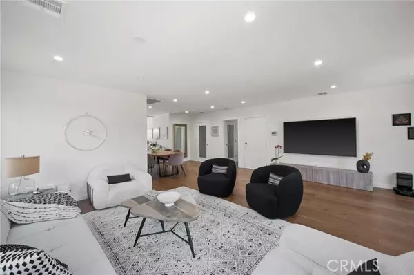 Encino, CA 91316,17642 Calvert ST