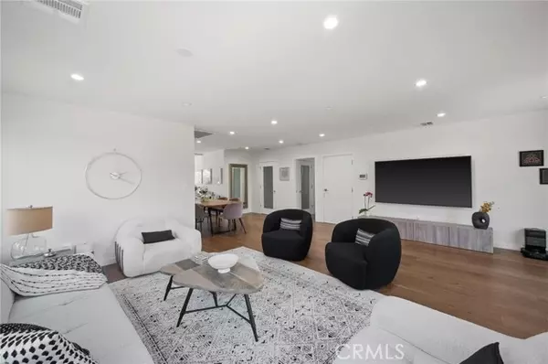 Encino, CA 91316,17642 Calvert ST