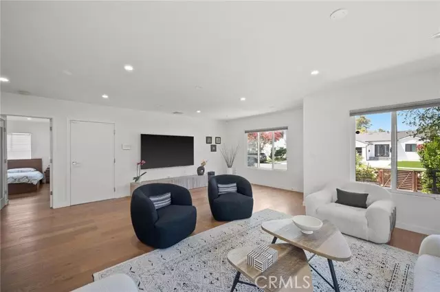 17642 Calvert ST, Encino, CA 91316