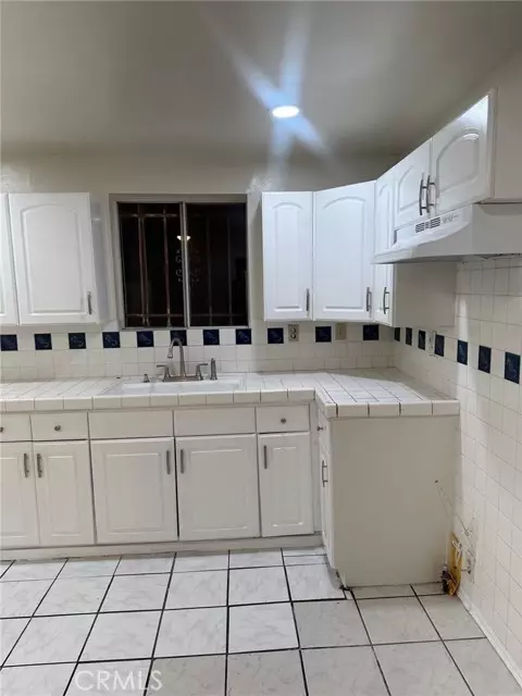 Los Angeles, CA 90033,2127 City VW