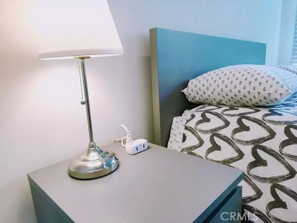 Los Angeles, CA 90036,748 1/4 S Ridgeley DR