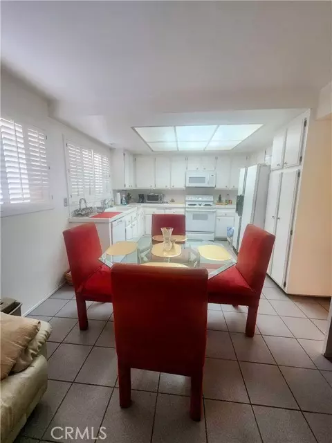 Buena Park, CA 90620,2 Lincoln CT