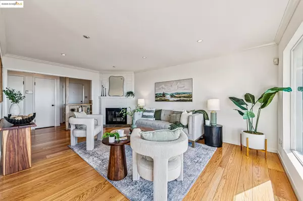 Berkeley, CA 94708,946 Creston Rd