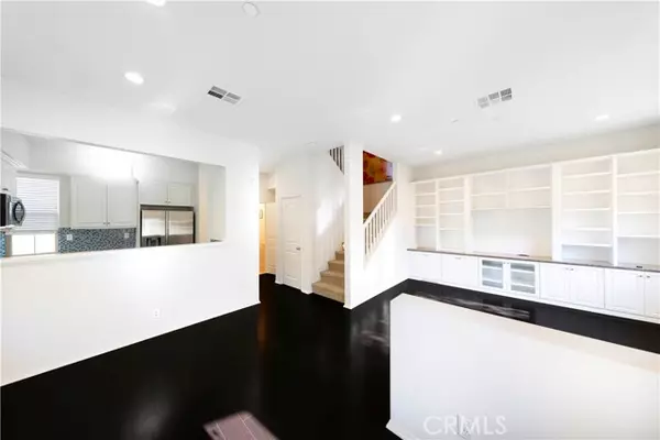 Irvine, CA 92618,90 Hedge Bloom