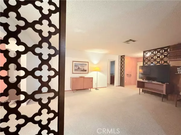 Woodland Hills, CA 91367,23524 Styles