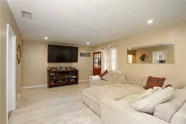 Downey, CA 90241,7642 Arnett