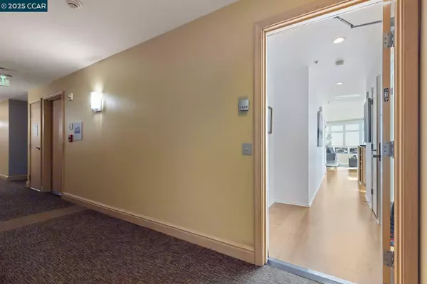 Oakland, CA 94612,1 Lakeside Dr 1404