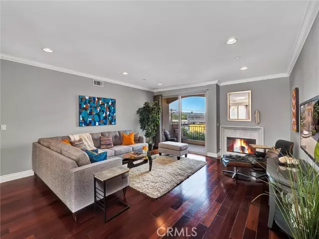 11280 La Maida 401, North Hollywood, CA 91601