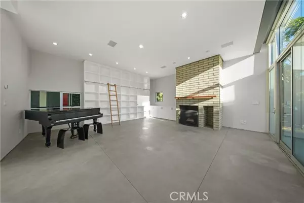 Newport Beach, CA 92663,519 Santa Ana