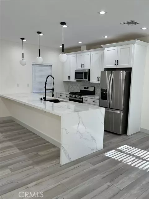 West Hills, CA 91307,23236 23236 Vanowen