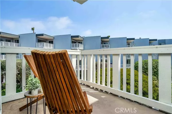 Redondo Beach, CA 90277,640 The Village 201